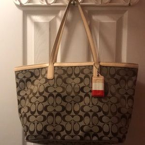 Beautiful COACH Bag In Great Condition.